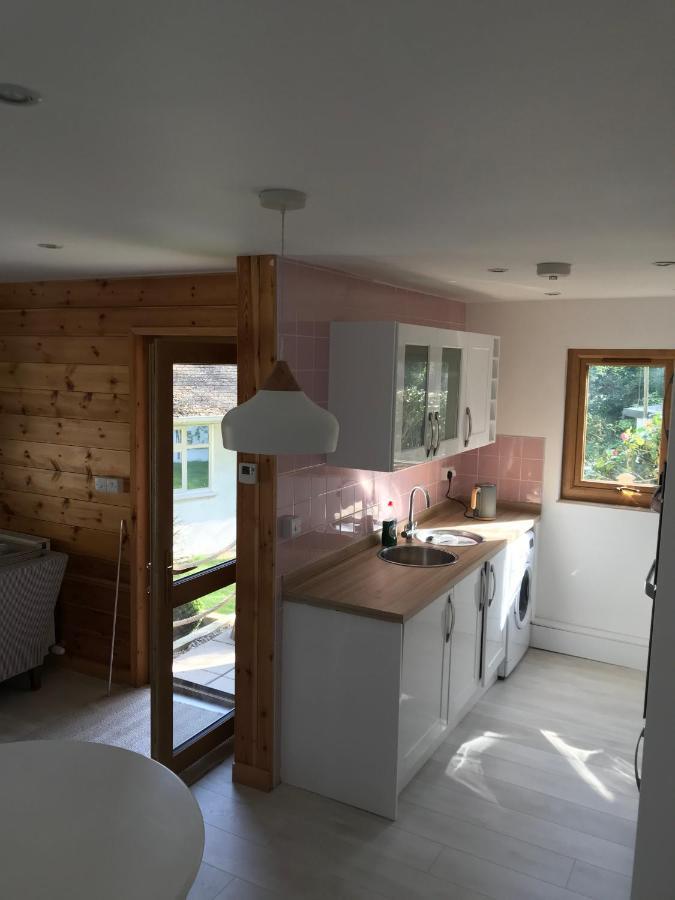Winnie'S Corner - Self Contained Within The Grounds Of Another Property, In An Idyllic Wooded Setting คาร์ยอนเบย์ ภายนอก รูปภาพ